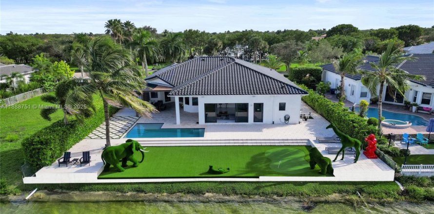 House in Miramar, Florida 5 bedrooms, 304.07 sq.m. № 1944245