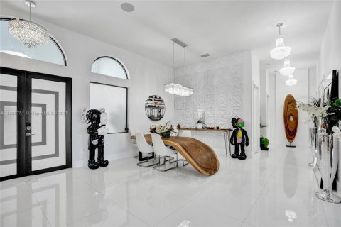 House in Miramar, Florida 5 bedrooms, 304.07 sq.m. № 1944245 - photo 12