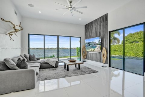 House in Miramar, Florida 5 bedrooms, 304.07 sq.m. № 1944245 - photo 28