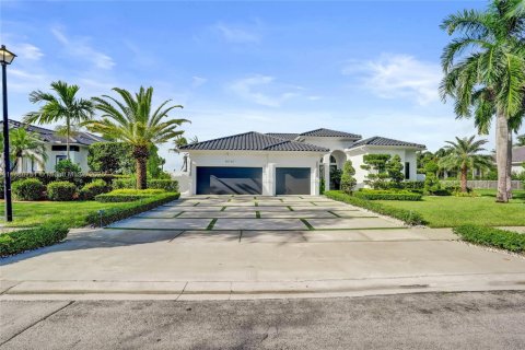 House in Miramar, Florida 5 bedrooms, 304.07 sq.m. № 1944245 - photo 3