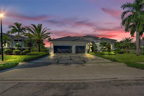 House in Miramar, Florida 5 bedrooms, 304.07 sq.m. № 1944245 - photo 4