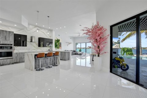 House in Miramar, Florida 5 bedrooms, 304.07 sq.m. № 1944245 - photo 17