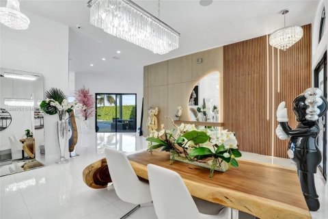 House in Miramar, Florida 5 bedrooms, 304.07 sq.m. № 1944245 - photo 15