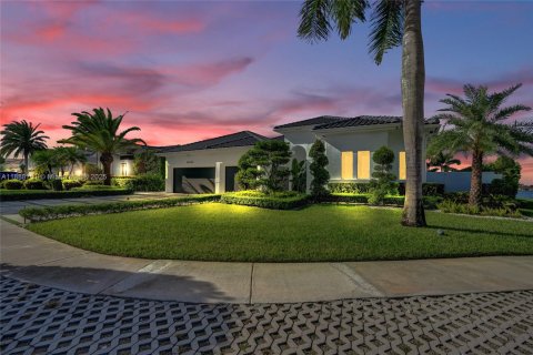 House in Miramar, Florida 5 bedrooms, 304.07 sq.m. № 1944245 - photo 6