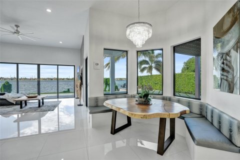 House in Miramar, Florida 5 bedrooms, 304.07 sq.m. № 1944245 - photo 24