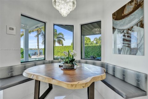 House in Miramar, Florida 5 bedrooms, 304.07 sq.m. № 1944245 - photo 23