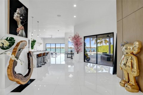 House in Miramar, Florida 5 bedrooms, 304.07 sq.m. № 1944245 - photo 16