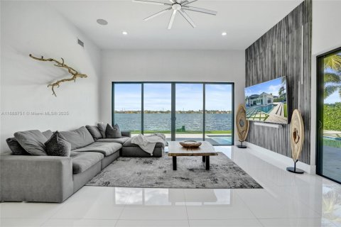 House in Miramar, Florida 5 bedrooms, 304.07 sq.m. № 1944245 - photo 27