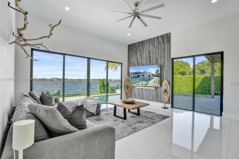 House in Miramar, Florida 5 bedrooms, 304.07 sq.m. № 1944245 - photo 29