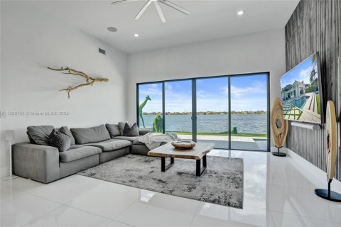House in Miramar, Florida 5 bedrooms, 304.07 sq.m. № 1944245 - photo 26