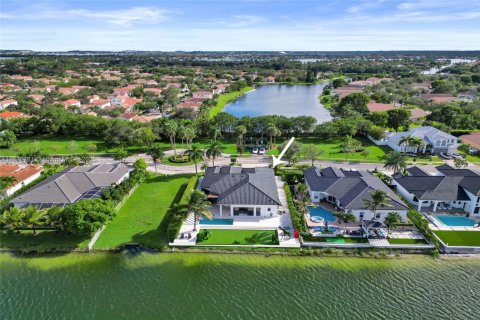 House in Miramar, Florida 5 bedrooms, 304.07 sq.m. № 1944245 - photo 2