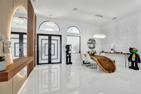 House in Miramar, Florida 5 bedrooms, 304.07 sq.m. № 1944245 - photo 11