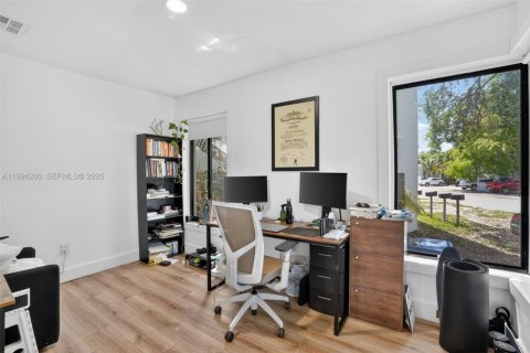 Commercial property in Miami, Florida 286.23 sq.m. № 2185843 - photo 16