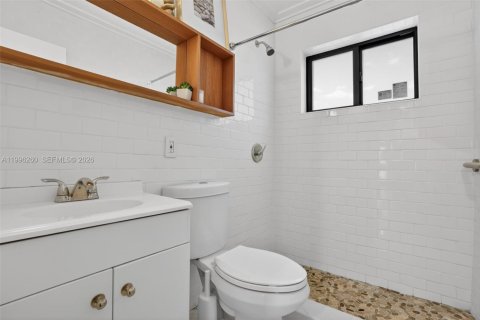 Commercial property in Miami, Florida 286.23 sq.m. № 2185843 - photo 13