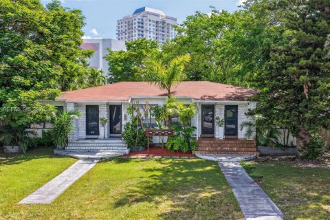 Commercial property in Miami, Florida 286.23 sq.m. № 2185843