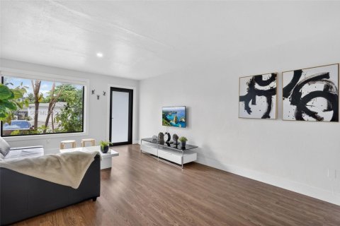 Commercial property in Miami, Florida 286.23 sq.m. № 2185843 - photo 29