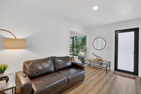 Commercial property in Miami, Florida 286.23 sq.m. № 2185843 - photo 15