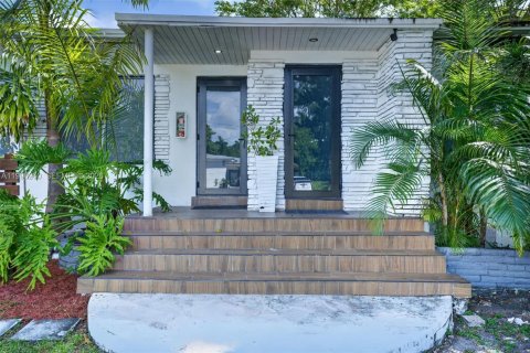 Commercial property in Miami, Florida 286.23 sq.m. № 2185843 - photo 3