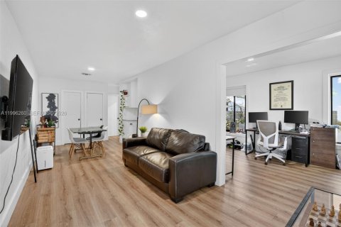 Commercial property in Miami, Florida 286.23 sq.m. № 2185843 - photo 14