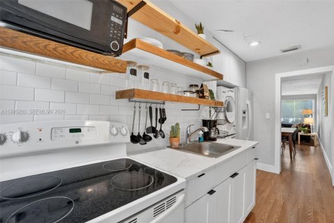 Commercial property in Miami, Florida 286.23 sq.m. № 2185843 - photo 10