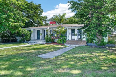 Commercial property in Miami, Florida 286.23 sq.m. № 2185843 - photo 2