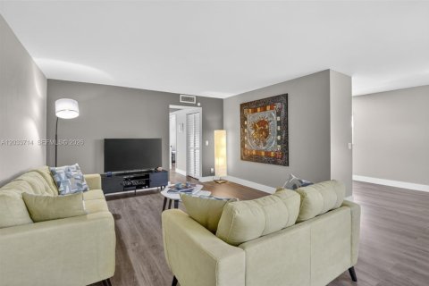 Condo in Pembroke Pines, Florida, 2 bedrooms № 2186096 - photo 9