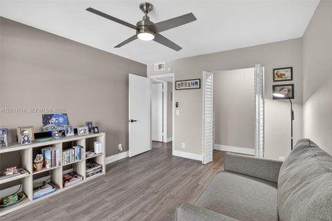 Condo in Pembroke Pines, Florida, 2 bedrooms № 2186096 - photo 26