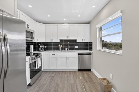 Condo in Pembroke Pines, Florida, 2 bedrooms № 2186096 - photo 3