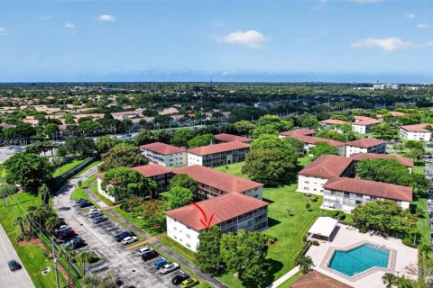 Condo in Pembroke Pines, Florida, 2 bedrooms № 2186096 - photo 2
