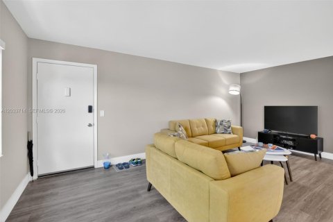Condo in Pembroke Pines, Florida, 2 bedrooms № 2186096 - photo 8