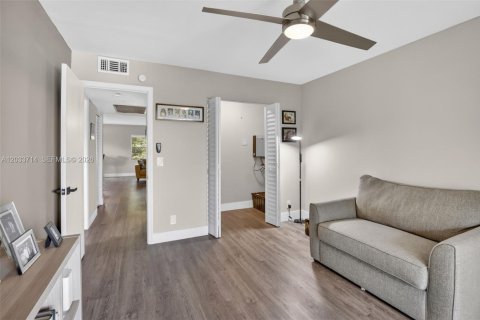 Condo in Pembroke Pines, Florida, 2 bedrooms № 2186096 - photo 23