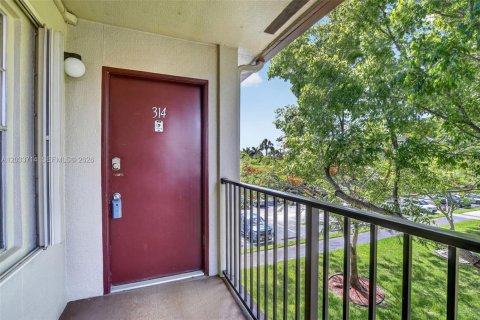 Condo in Pembroke Pines, Florida, 2 bedrooms № 2186096 - photo 30