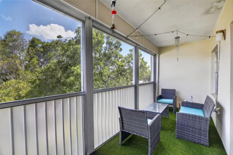 Condo in Pembroke Pines, Florida, 2 bedrooms № 2186096 - photo 27