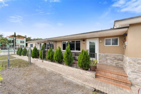 House in Miami, Florida 2 bedrooms, 195.75 sq.m. № 1953705 - photo 3