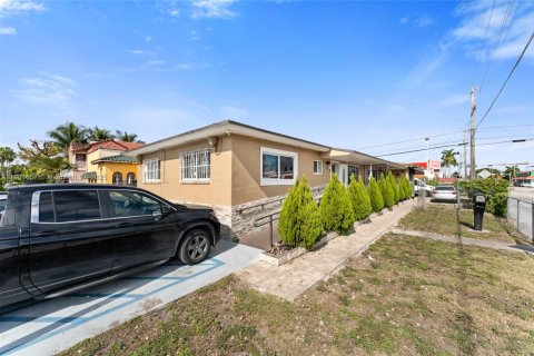 House in Miami, Florida 2 bedrooms, 195.75 sq.m. № 1953705 - photo 1