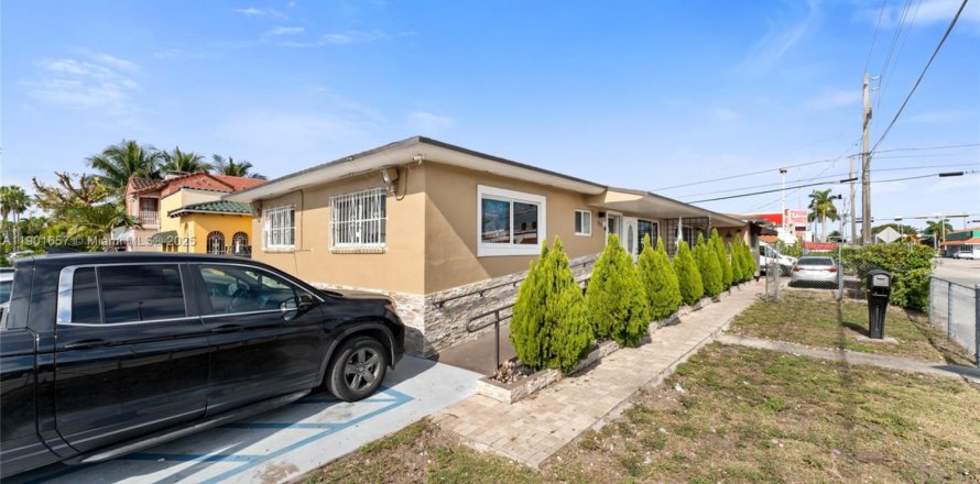 House in Miami, Florida 2 bedrooms, 195.75 sq.m. № 1953705