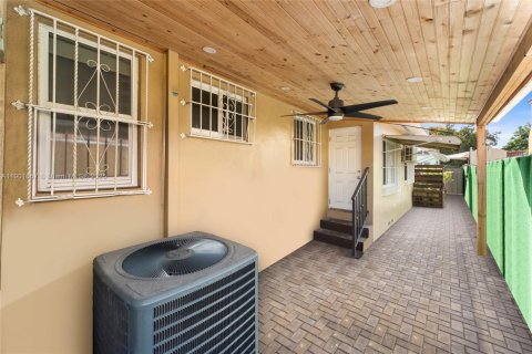 House in Miami, Florida 2 bedrooms, 195.75 sq.m. № 1953705 - photo 18