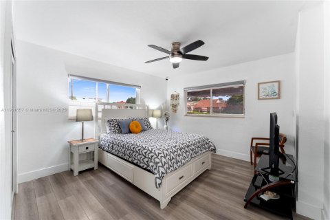 House in Miami, Florida 2 bedrooms, 195.75 sq.m. № 1953705 - photo 15