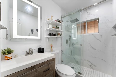 House in Miami, Florida 2 bedrooms, 195.75 sq.m. № 1953705 - photo 14