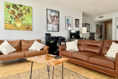 Снять в аренду кондоминиум в Авентура, Флорида 2 спальни, 117.8м2, № 1928276 - фото 3