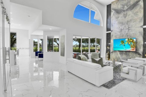 House in Boca Raton, Florida 6 bedrooms, 390.28 sq.m. № 1732082 - photo 12