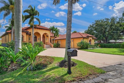 House in Venice, Florida 3 bedrooms, 326.27 sq.m. № 2420372 - photo 2