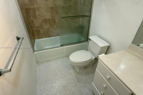 Condo in Sunny Isles Beach, Florida, 2 bedrooms  № 2401283 - photo 11
