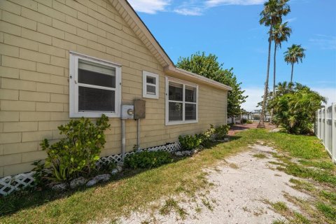 House in Treasure Island, Florida 3 bedrooms, 144.56 sq.m. № 1852882 - photo 24