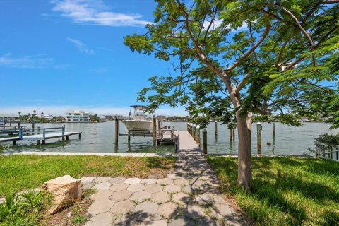 House in Treasure Island, Florida 3 bedrooms, 144.56 sq.m. № 1852882 - photo 14