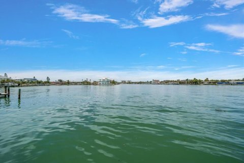 House in Treasure Island, Florida 3 bedrooms, 144.56 sq.m. № 1852882 - photo 5