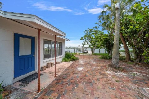 House in Treasure Island, Florida 3 bedrooms, 144.56 sq.m. № 1852882 - photo 28
