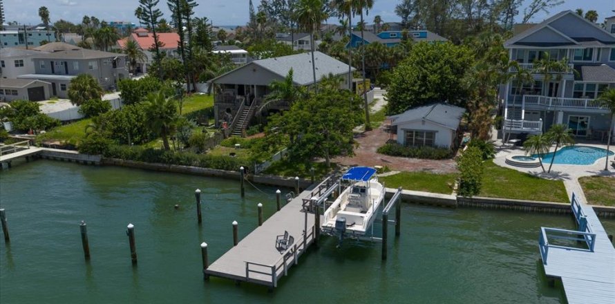 House in Treasure Island, Florida 3 bedrooms, 144.56 sq.m. № 1852882