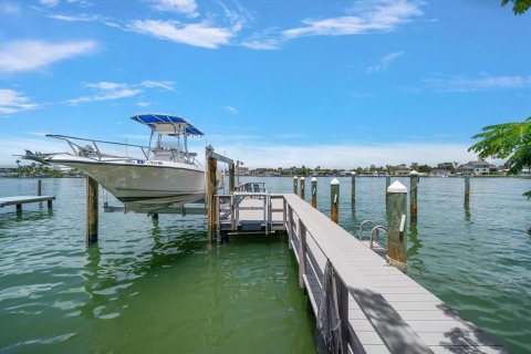 House in Treasure Island, Florida 3 bedrooms, 144.56 sq.m. № 1852882 - photo 3