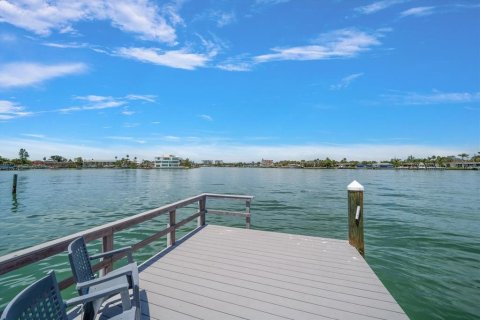 House in Treasure Island, Florida 3 bedrooms, 144.56 sq.m. № 1852882 - photo 6